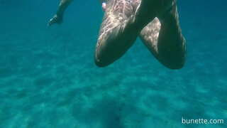 Nadar com o meu plug anal no oceano