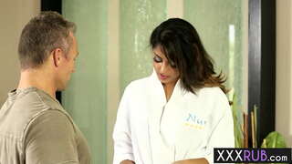 Sexy babe Sophia Leone tuturi ka horomia e te ure i muri i te mirimiri