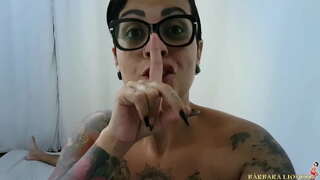 En kvinde vågner op i pressen, og det ender op med mælk drypper ned side