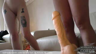 Hazing дэгдээхэйгээ гээд өөр өөр dildos хэрхэн харж, том нь ч том