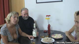 ���ुवा सौंदर्य के साथ जोड़ा