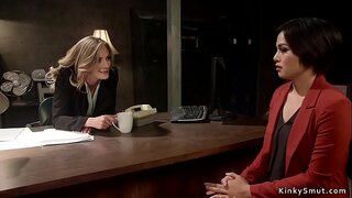 Blondýna lesbické anální fucks brunetka zástupce důstojníka s popruh na penis