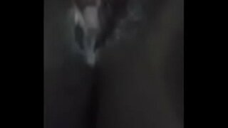 ���ड़ी बिल्ली के साथ खेलता है