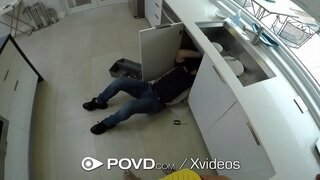 ���िग डिक स्लाइड में चुस्त काले बाल वाली योनि