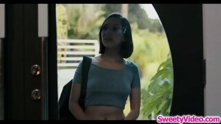 Сексуальная массажистка режется ножницами үз клиенткой лесбиянкой