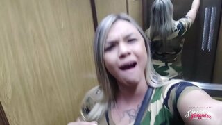 Poussin chaud bite à sucer, et ami, m.d.