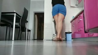 Mamá xogar na cociña. Moi tesón e bichano mollado