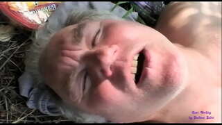 Drolja vidi dva starca jebeno na otvorenom selo i im se pridružuje