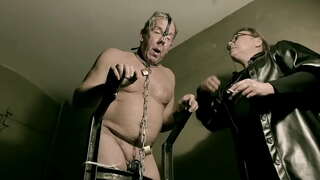 Ханым Эйприл - пайдаланылған қара комбинезон латекс рабыни